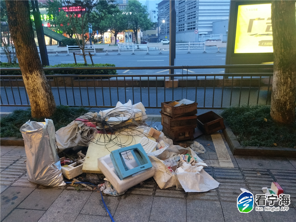 垃圾不落地 文明在手中!向脏,乱,差说不!